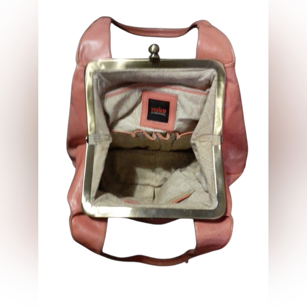 HOBO International Peach Leather Shoulder Bag with KISSLOCK Top Closure - Picture 6 of 6